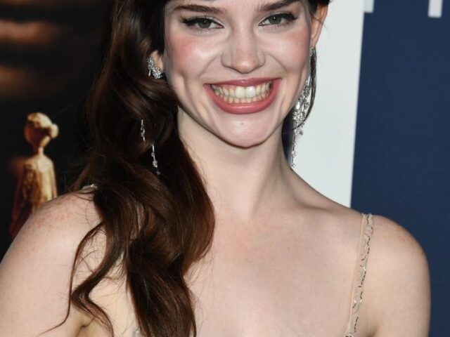 Sophie Thatcher Teeth: A Natural Smile Transformation Explained