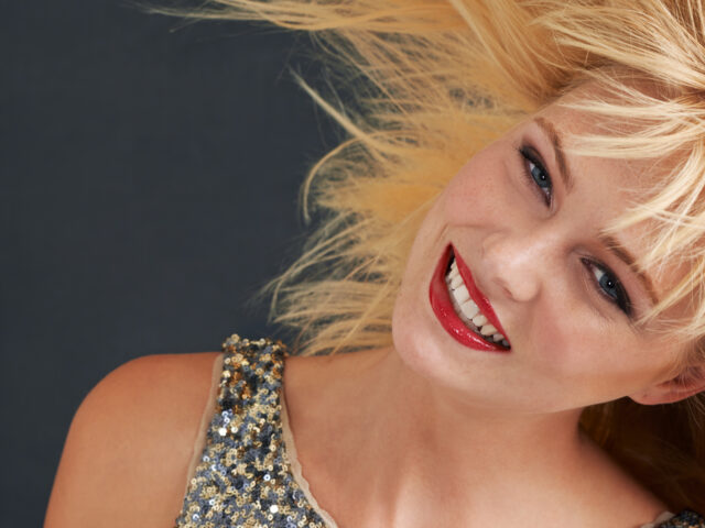 Taylor Swift Teeth: A Closer Look at Her Smile Transformation