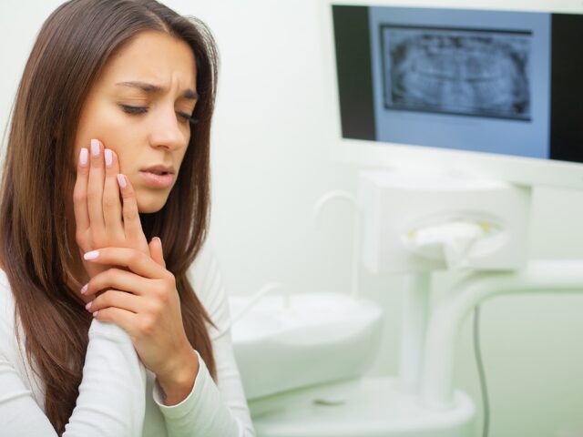 İmplant Diş Takıldıktan Sonra Ağrı Olur mu?